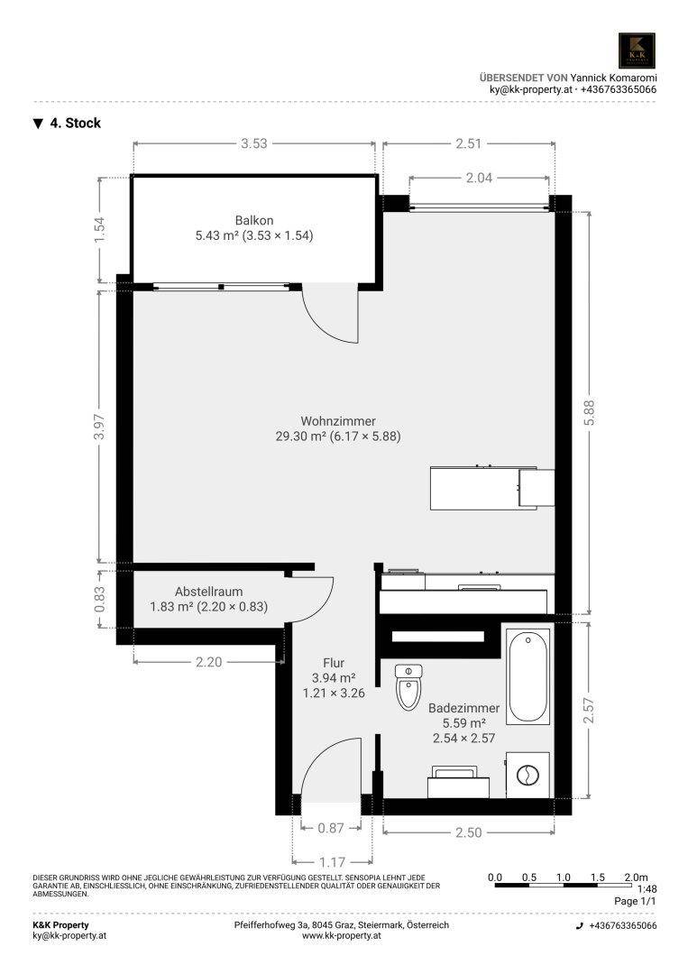 Grundrissplan einer Wohnung mit Wohnzimmer, Balkon, Abstellraum und Badezimmer.