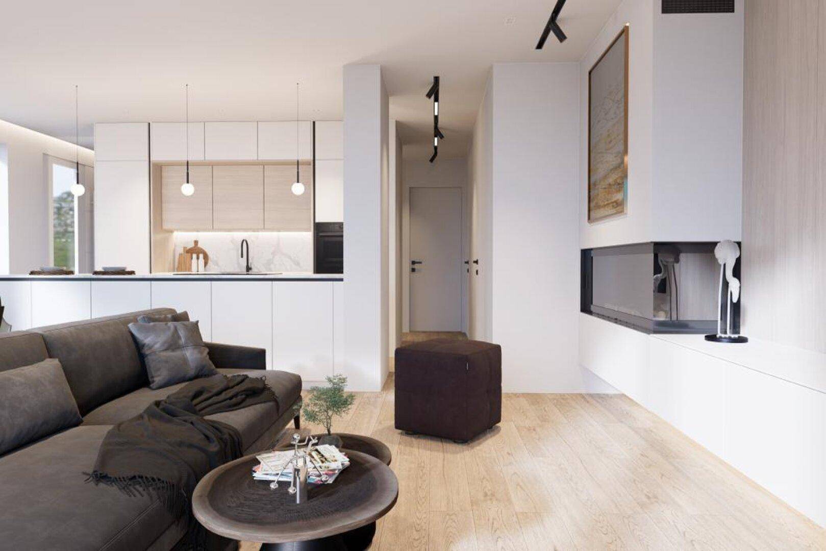Gemütlicher Wohnbereich mit Kamin, dunklem Sofa und offener Küche im Hintergrund.