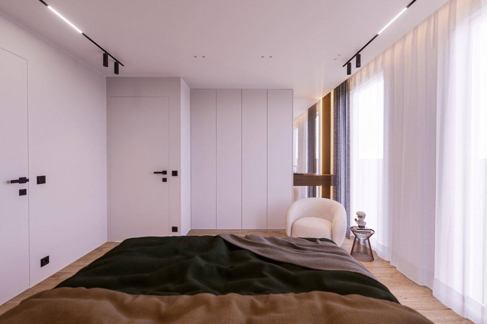 Helles Schlafzimmer mit großem Bett, Einbauschränken und bodentiefen Fenstern mit Vorhängen.