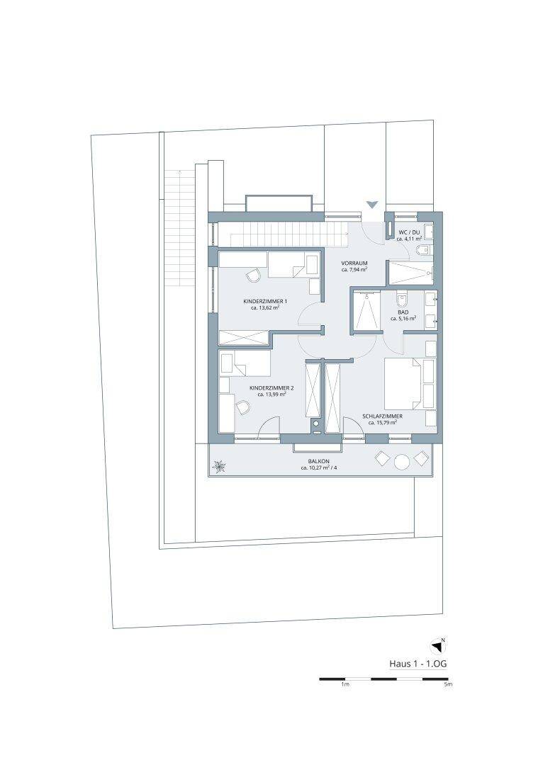 Grundriss des Obergeschosses mit drei Schlafzimmern, Bad und Balkon.