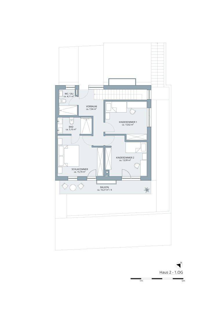 Detaillierter Grundriss des Obergeschosses mit Schlafzimmer, zwei Kinderzimmern, zwei Bädern und einem Balkon.