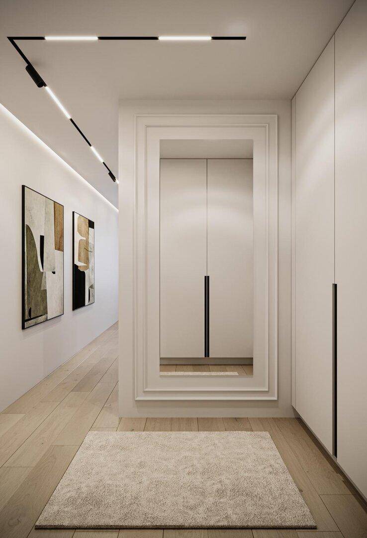 Eleganter Flur mit großem Spiegel, Einbauschränken und Holzboden.