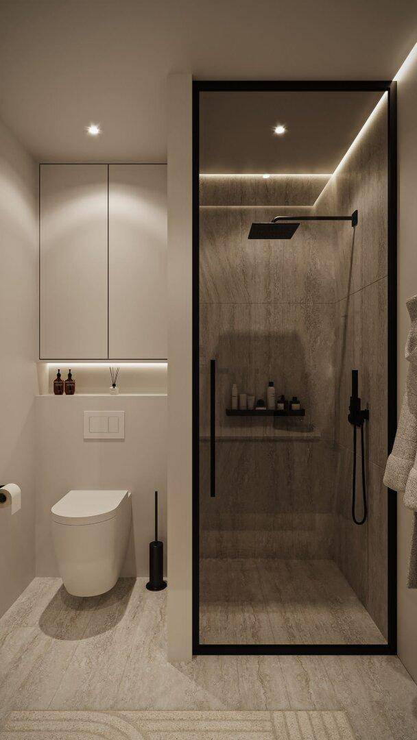 Elegante begehbare Dusche mit Glaswand und wandhängendem WC in modernem Badezimmer.