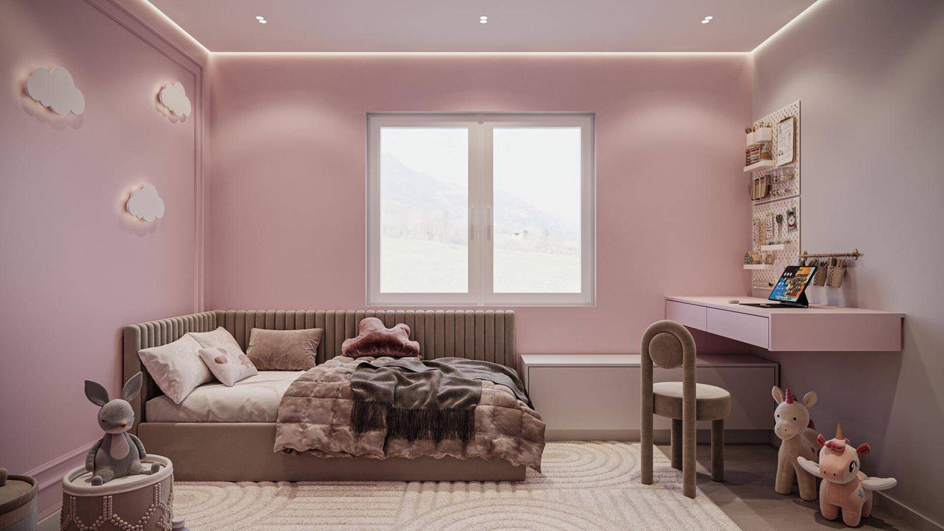 Kinderzimmer in zarten Rosatönen mit Bett, Schreibtisch und verspielter Dekoration.
