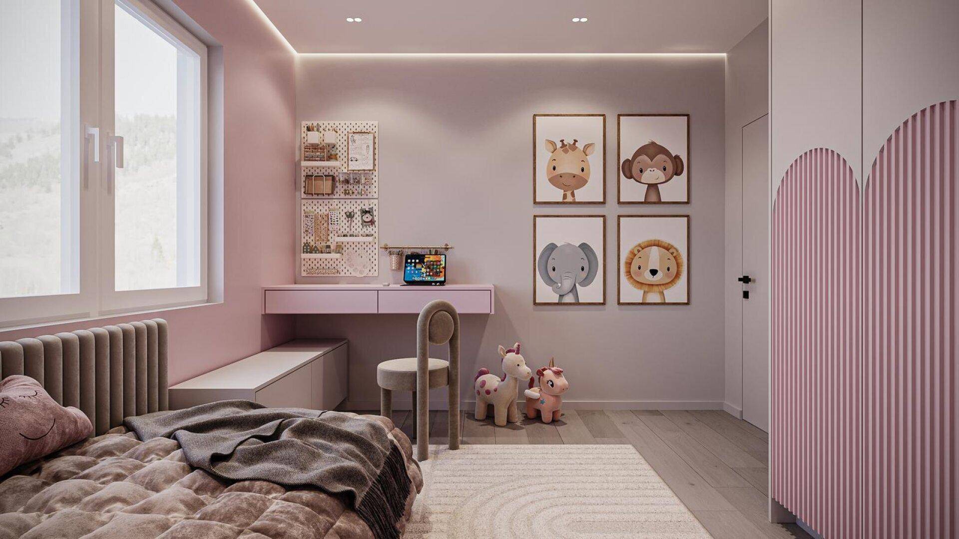 Helles Kinderzimmer mit Fenster, Schreibtisch und liebevoller Dekoration.