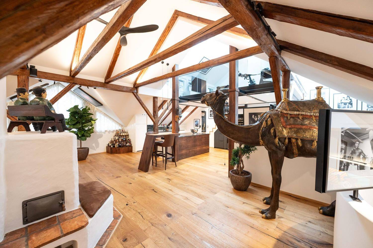 Geräumiges Dachgeschoss-Wohnzimmer mit sichtbaren Holzbalken und rustikalem Charme.