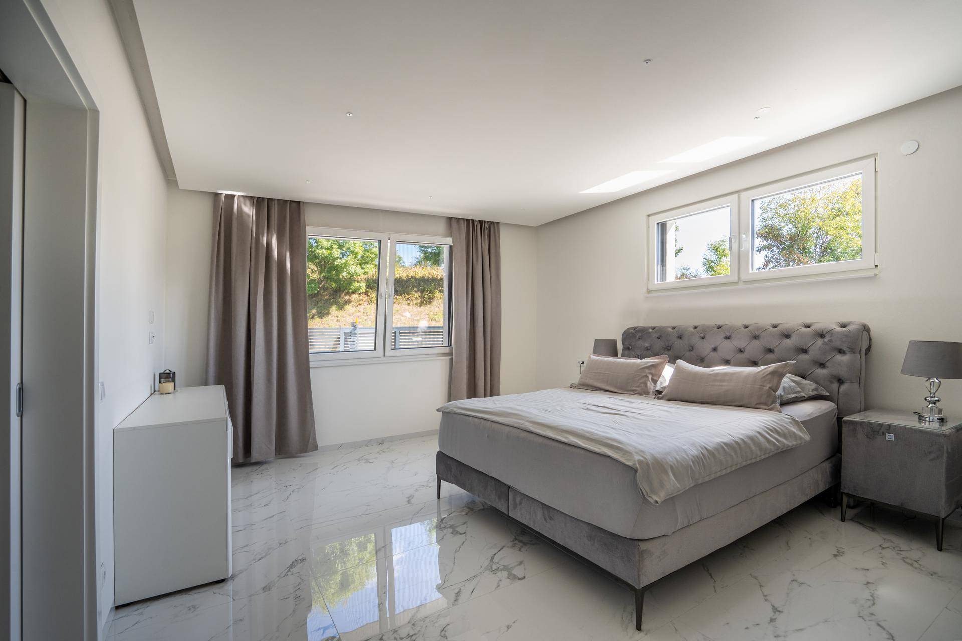 Lifestyle-Wohnhaus mit 2 Wohneinheiten in unmittelbarer Wörthersee-Nähe - Widok 5