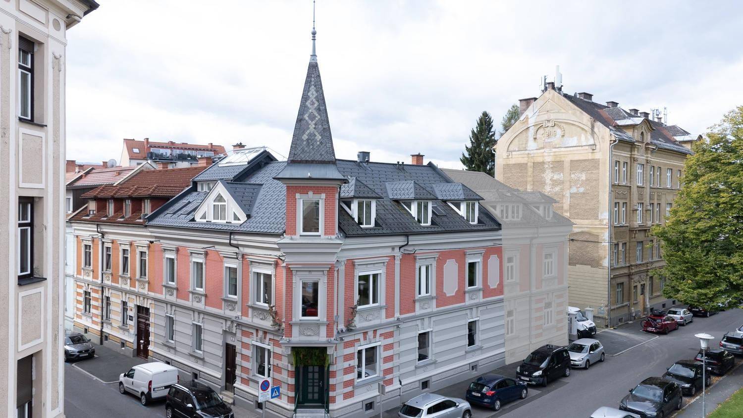 Charmantes Eckhaus mit historischer Architektur und Blick auf die umliegende Bebauung.