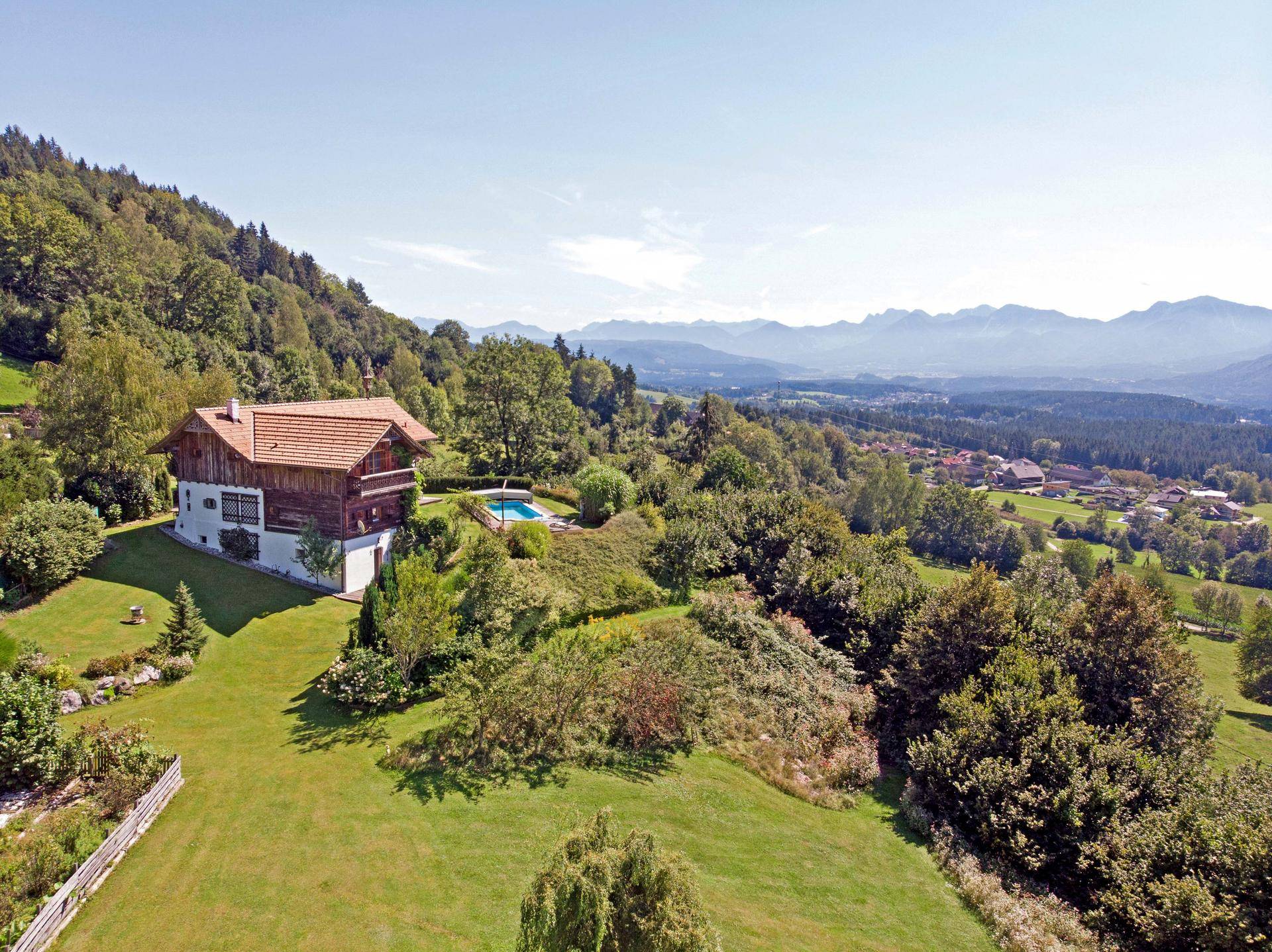 Stilvoller Landsitz mit Gästehaus auf großem Grundstück in idyllischer Wörthersee-Nähe - Ansicht 2