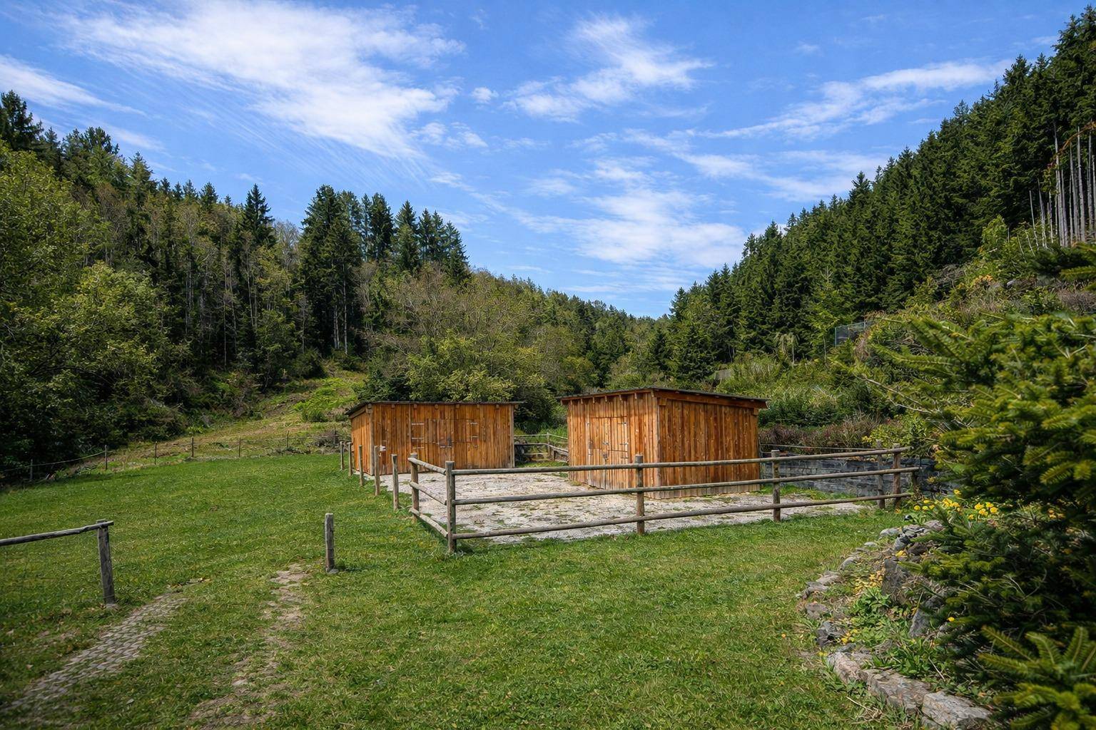 Stilvoller Landsitz mit Gästehaus auf großem Grundstück in idyllischer Wörthersee-Nähe - Mehr
