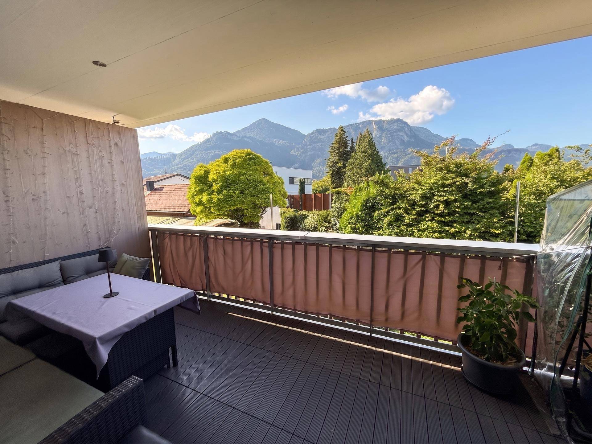 Geräumiger Balkon mit Sitzgelegenheiten und atemberaubendem Blick auf die umliegende Berglandschaft.