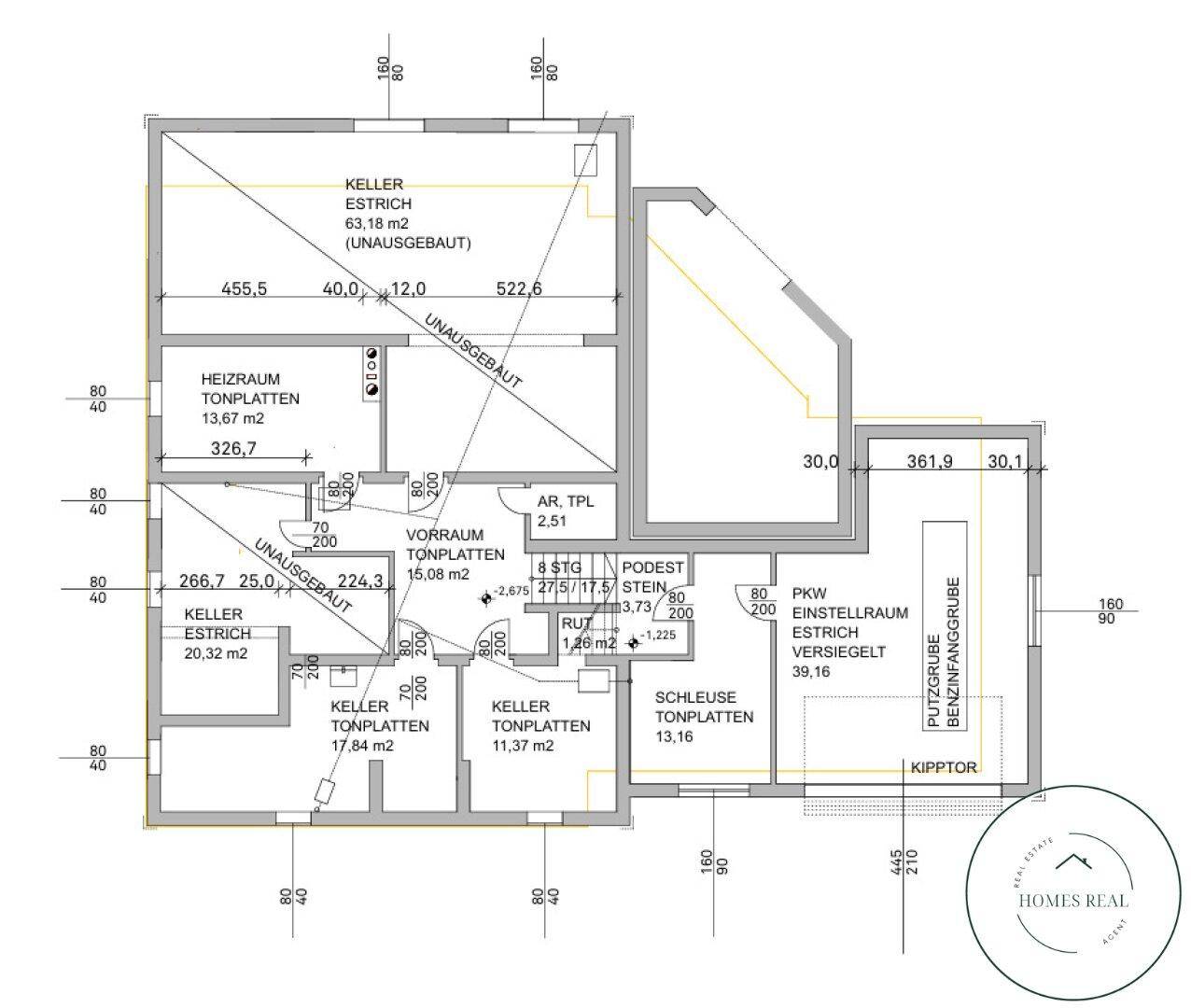 Grundriss des Kellergeschosses mit Heizraum, Vorratsräumen und Tiefgaragenstellplatz.