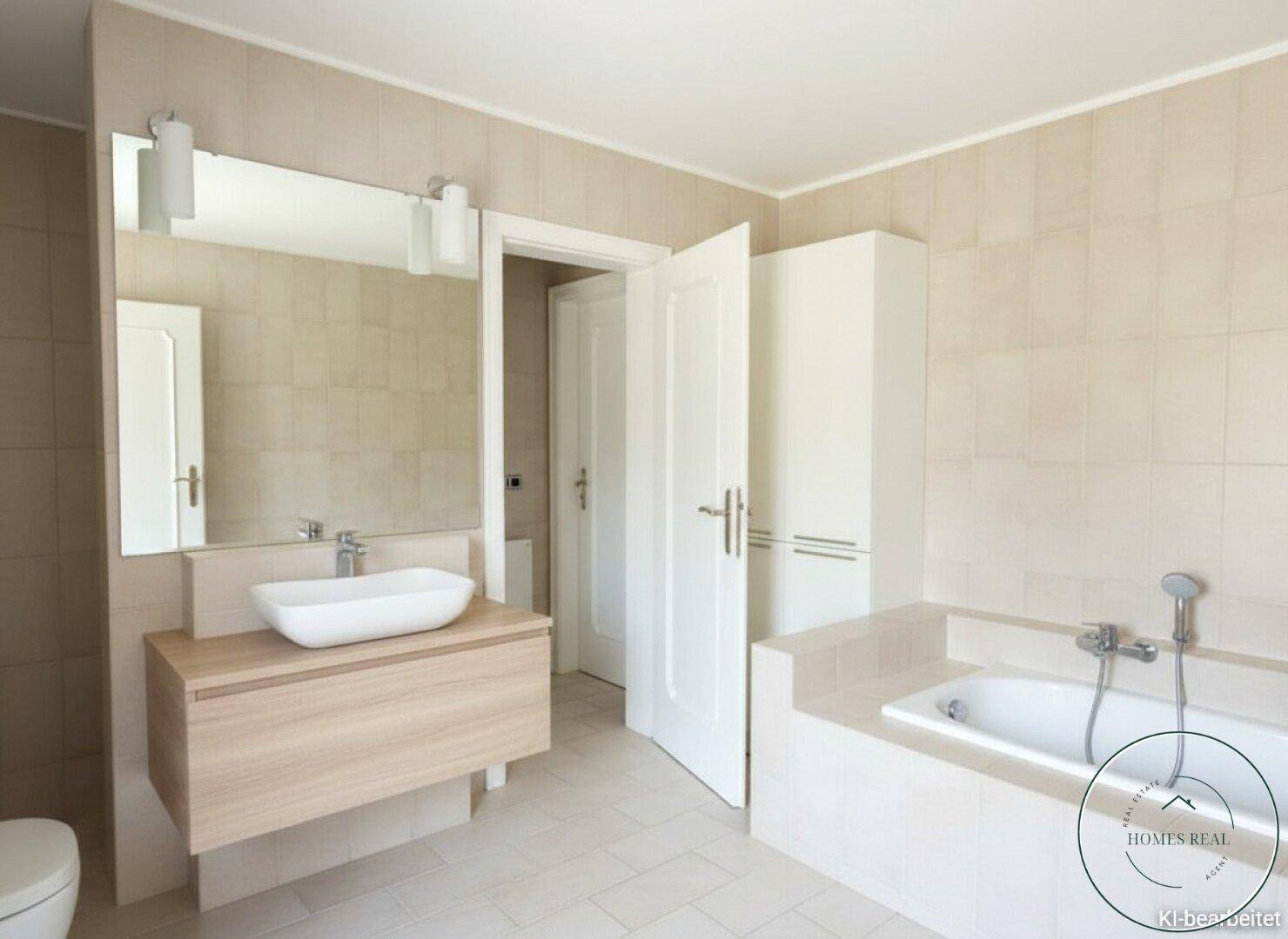 Modernes Badezimmer mit beigen Fliesen, Badewanne und stilvollem Aufsatzwaschbecken.