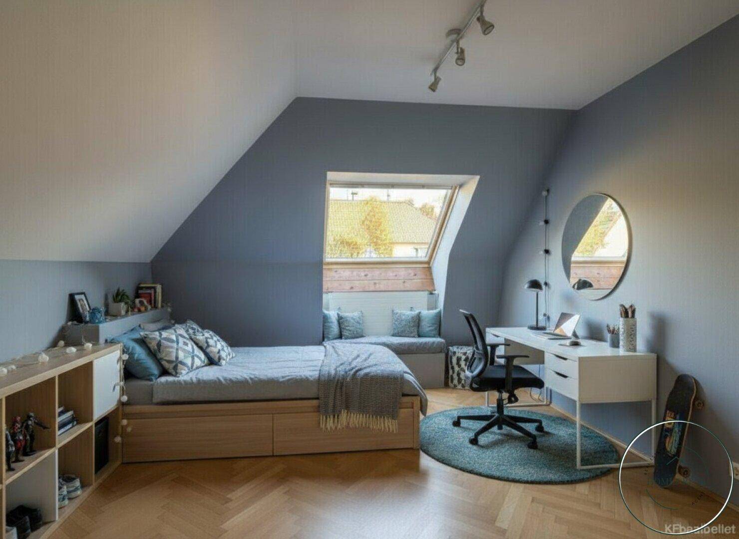 Helles Schlafzimmer im Dachgeschoss mit Dachfenster, Schreibtisch und Holzboden.