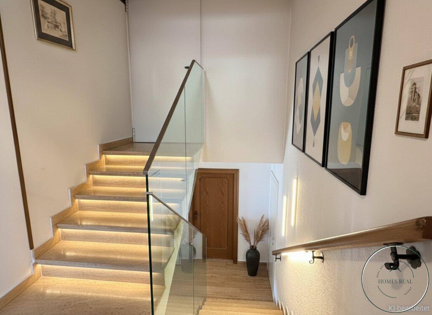 Elegante Treppe mit beleuchteten Stufen, Glasgeländer und Holzhandlauf in modernem Design.