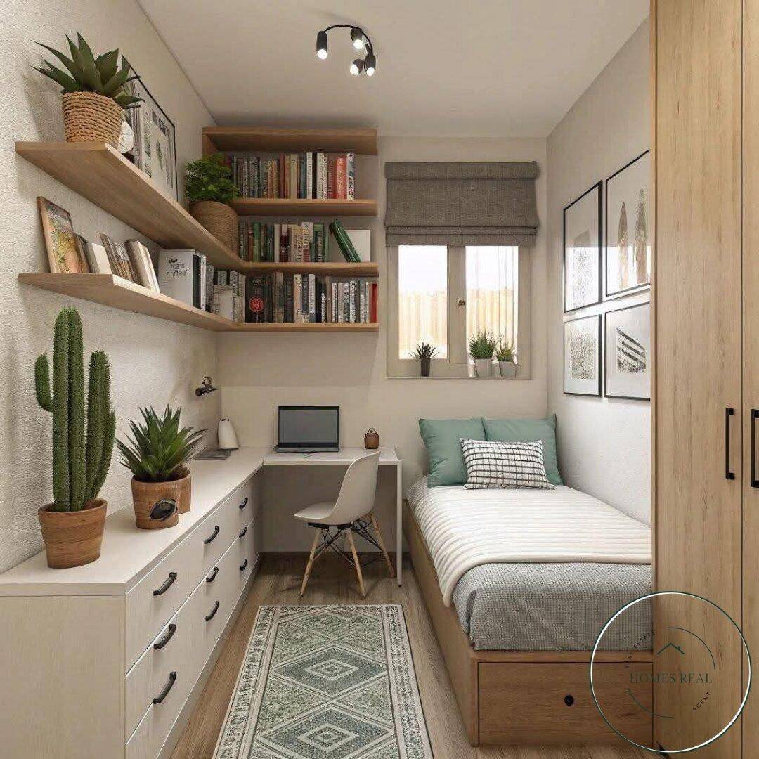 Kleines Schlafzimmer mit Einzelbett, integriertem Schreibtisch und Wandregalen für Bücher und Dekoration.