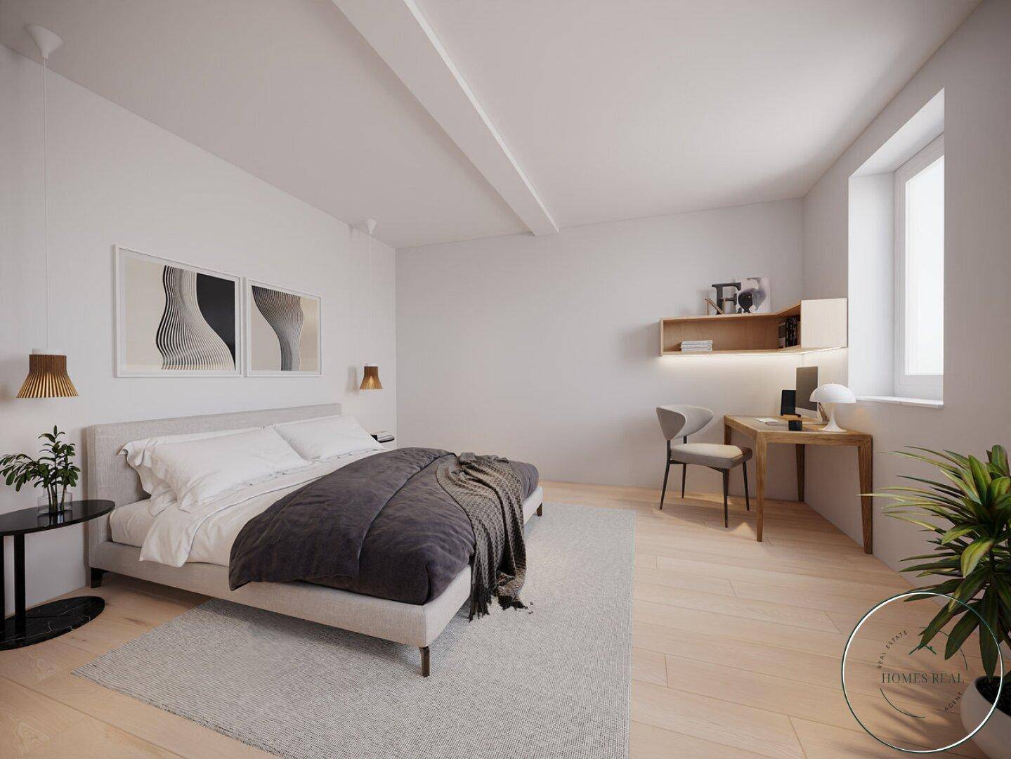 Geräumiges Schlafzimmer mit hellem Holzboden, großem Doppelbett und einem kleinen Arbeitsbereich.