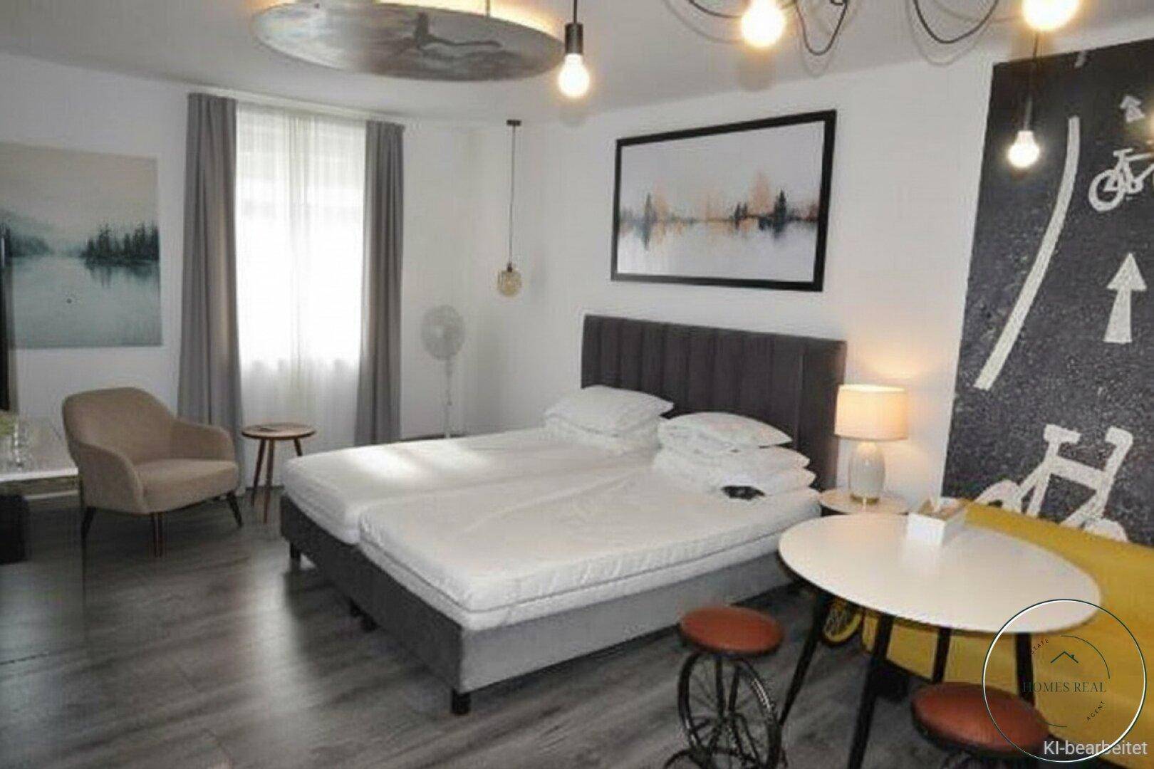 Modernes Schlafzimmer mit zwei Einzelbetten, grauen Vorhängen und kreativer Wandgestaltung.