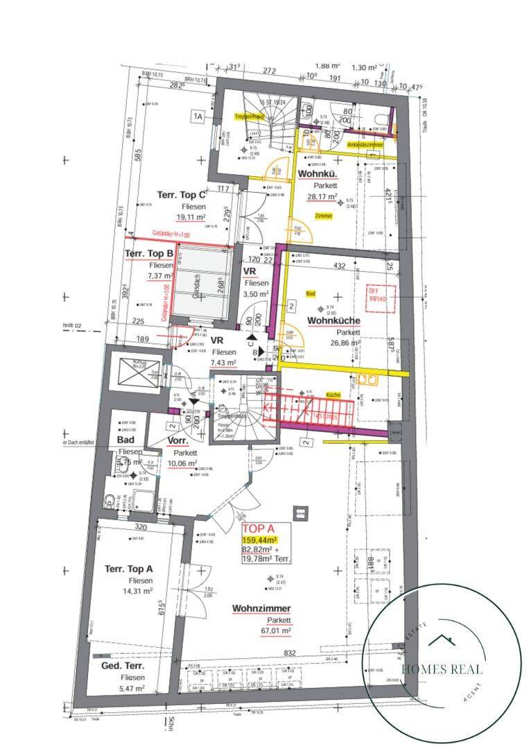 Grundrissplan einer Etage mit Wohnküche, Wohnzimmer und mehreren Terrassenbereichen.