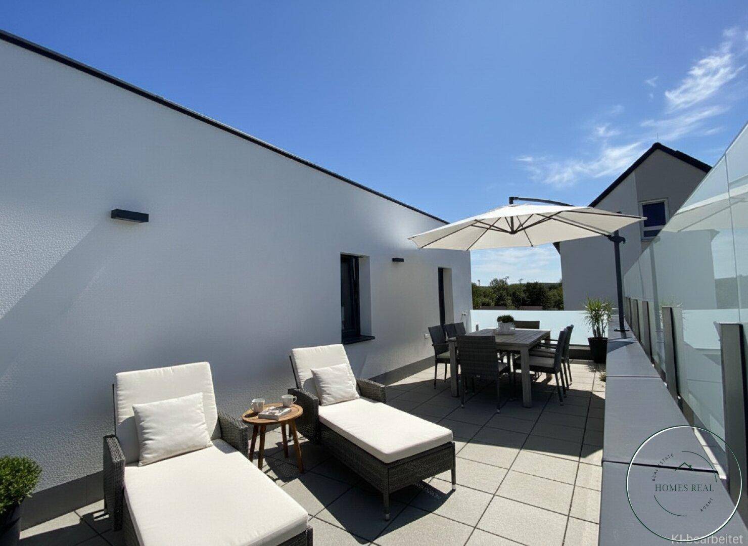 Sonniger Dachterrasse mit bequemen Liegestühlen, Esstisch und Sonnenschirm für entspannte Stunden.