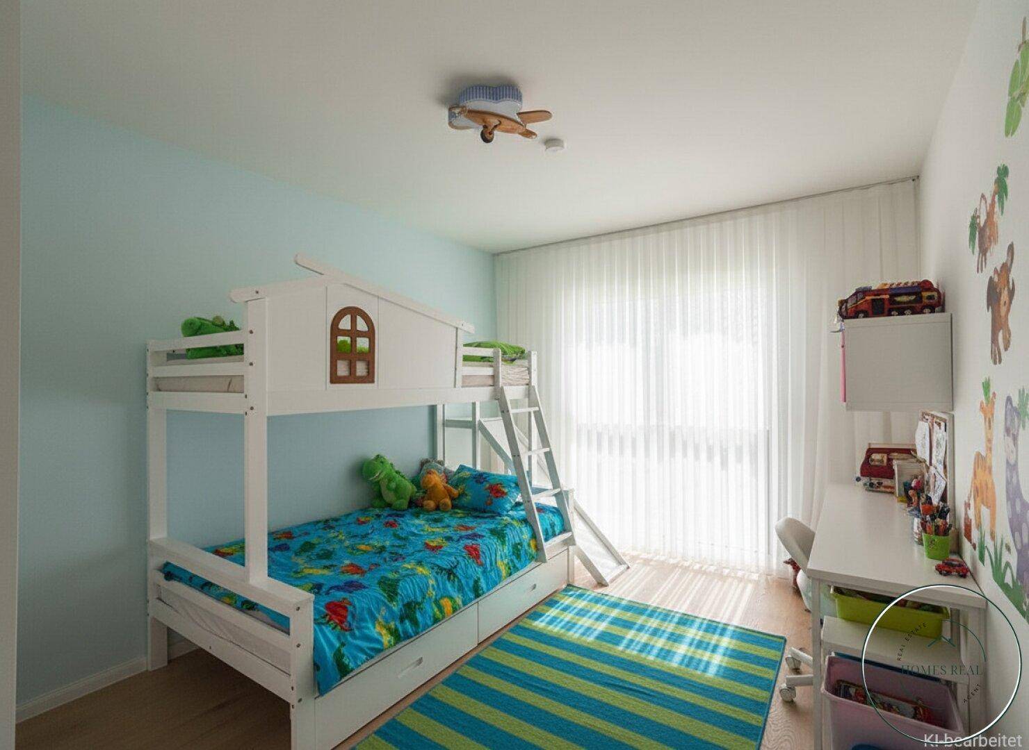 Freundliches Kinderzimmer mit Etagenbett, Schreibtisch und farbenfrohem Teppich für spielende Kinder.