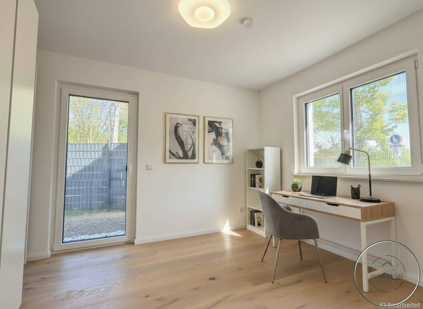 Helles Arbeitszimmer mit Holzboden, modernem Schreibtisch und Zugang zu einem Außenbereich.