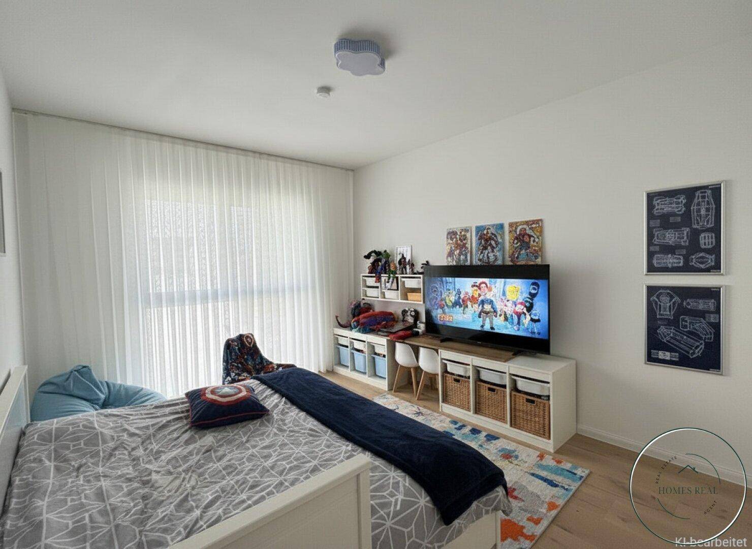 Helles Kinderzimmer mit Bett, Fernseher und praktischen Aufbewahrungslösungen für Spielzeug.