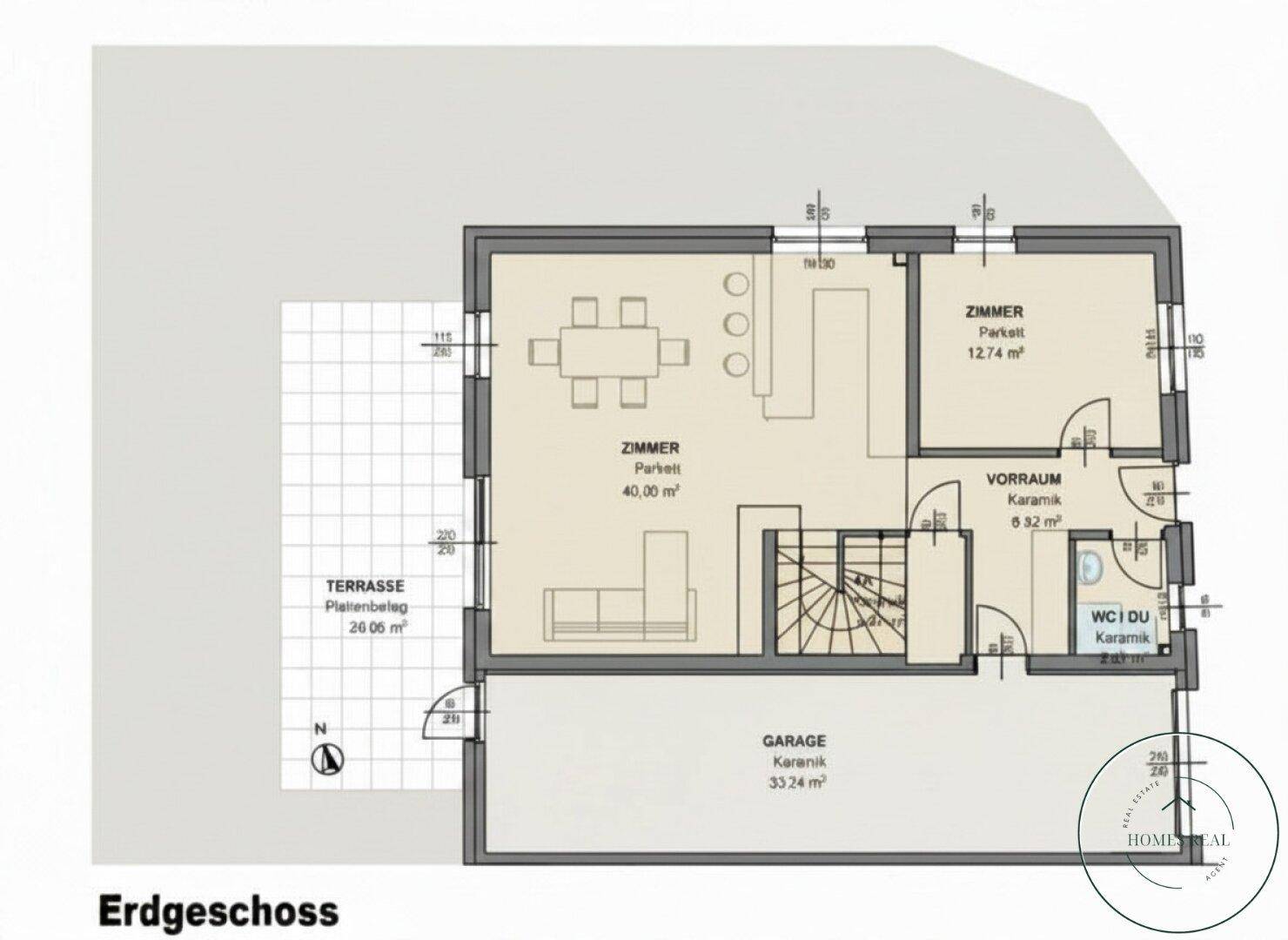 Grundriss des Erdgeschosses mit offenem Wohnbereich, Garage und großer Terrasse.