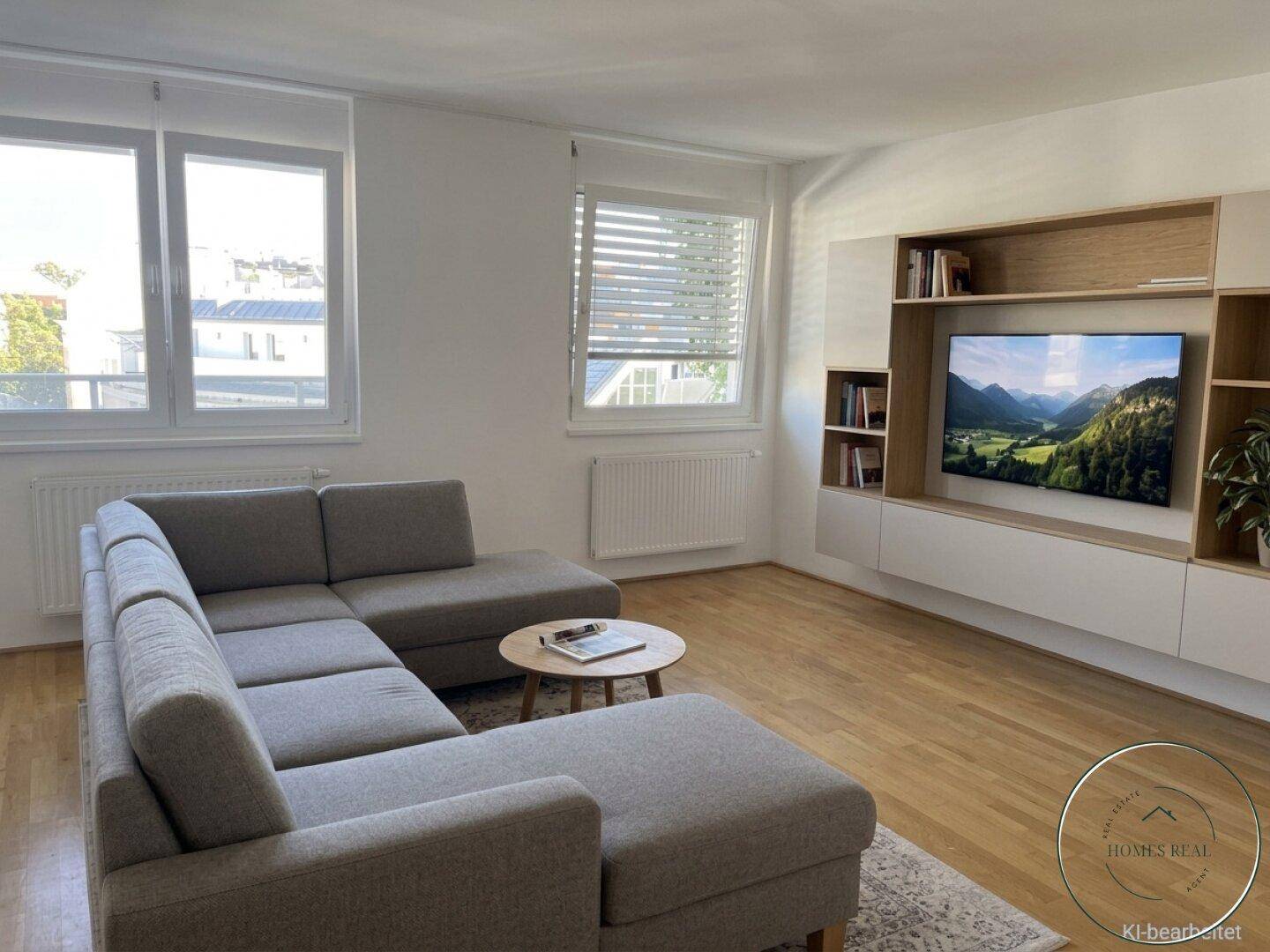 Modernes Wohnzimmer mit bequemer Eckcouch, Holzboden und integriertem TV-Möbel.