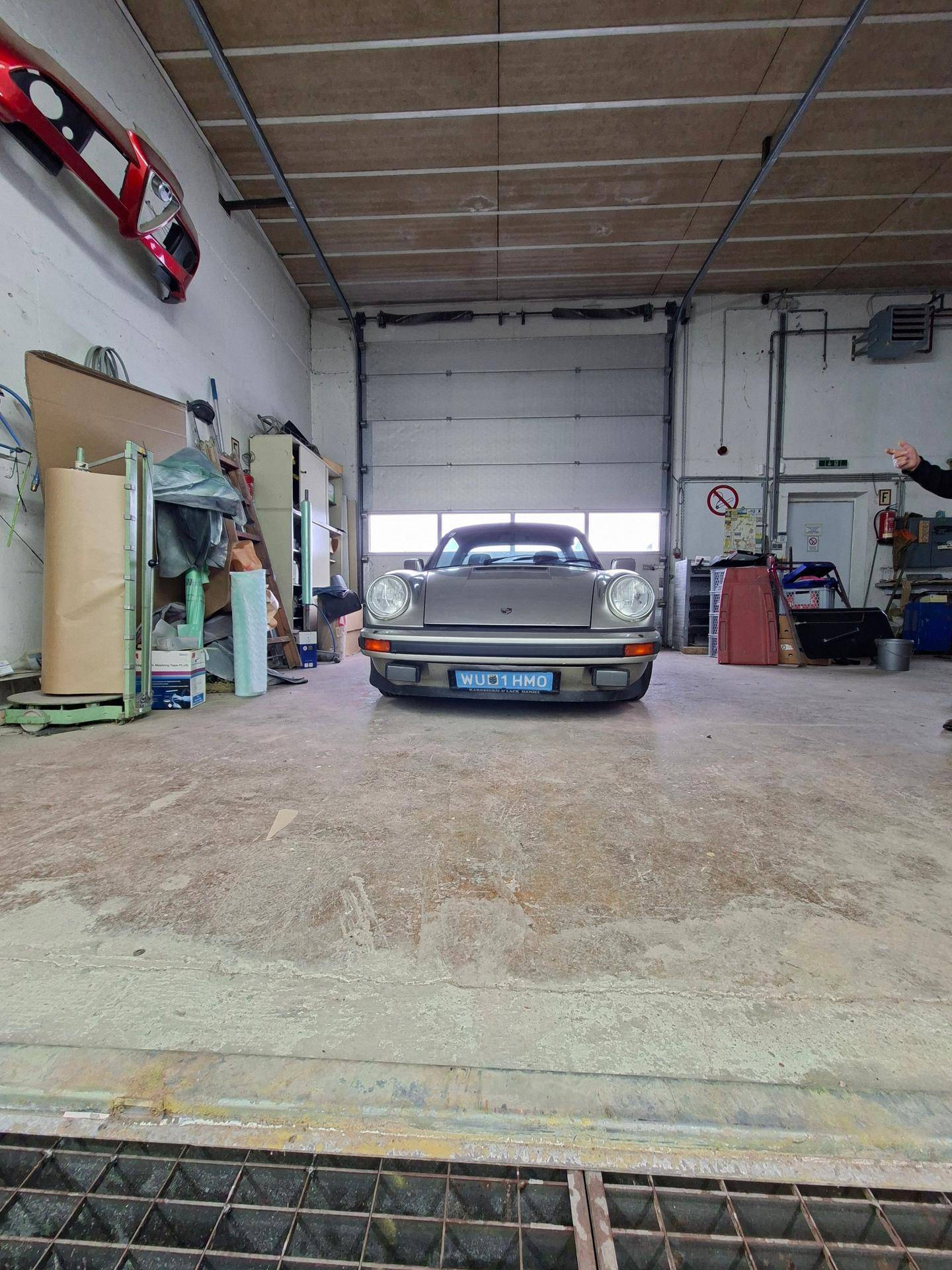 Frontansicht eines klassischen Porsche in einer Werkstatt, bereit für die Lackierkabine.