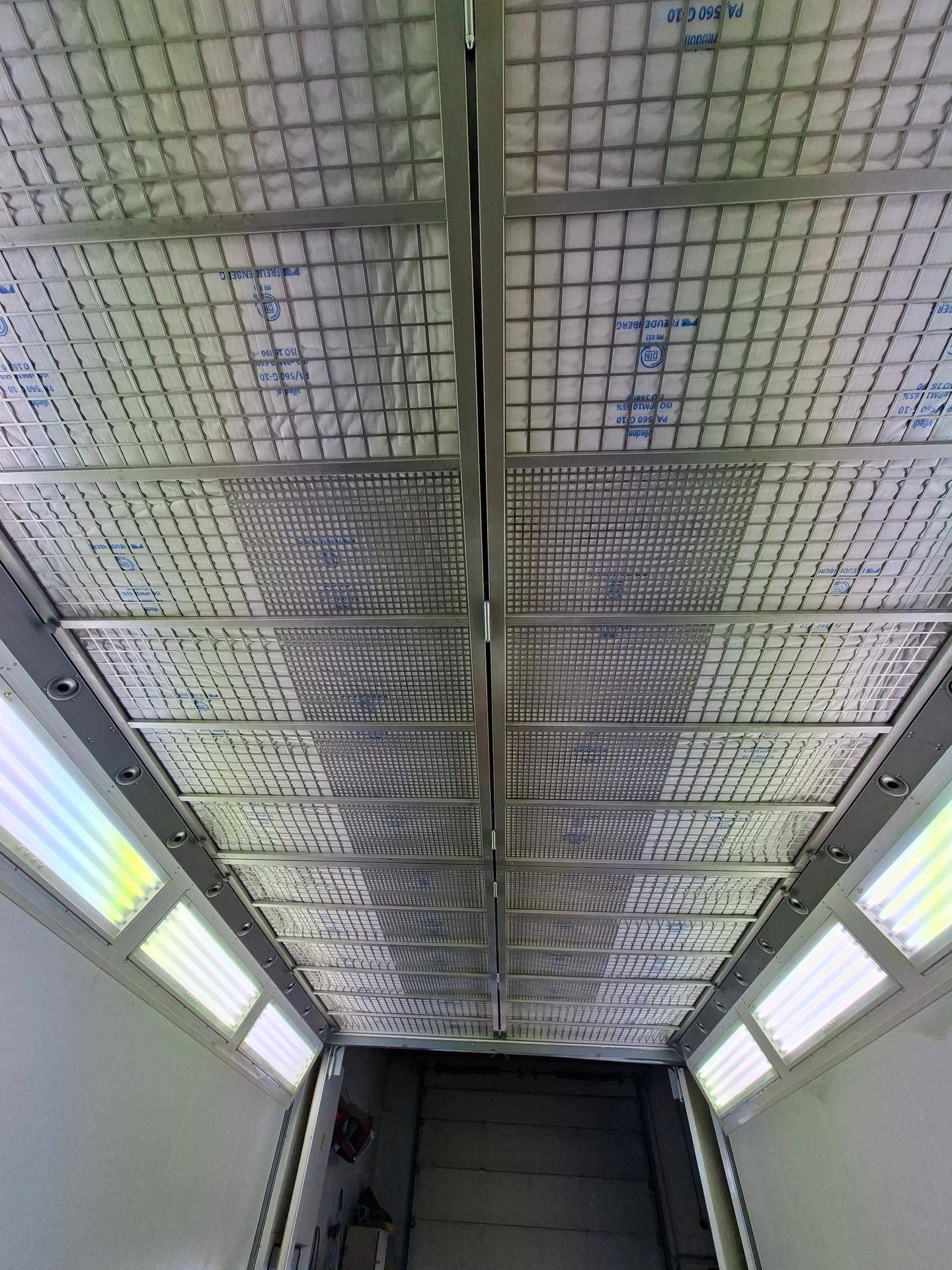 Deckenansicht einer Lackierkabine mit integriertem Lüftungssystem und Beleuchtung.