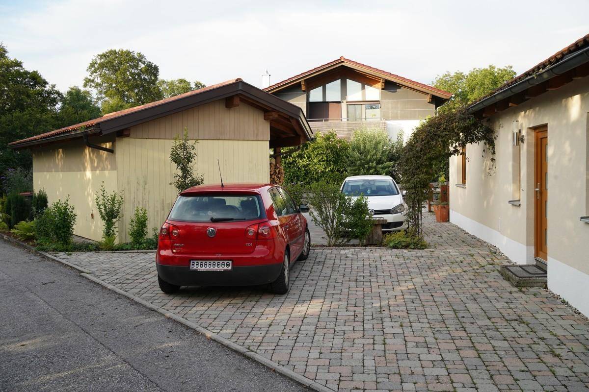 Nordseite mit großem Carport und Parkplätzen