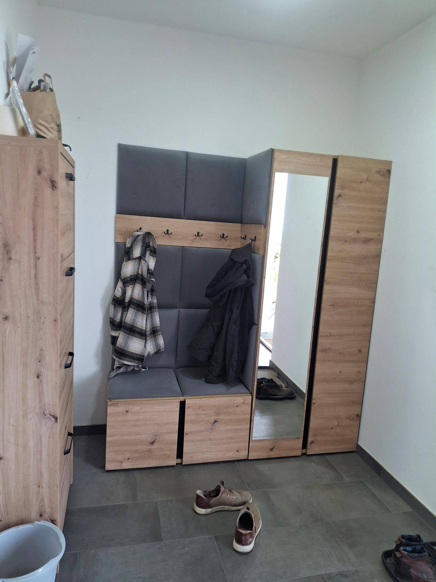 Eingangsbereich mit Garderobe, Sitzbank und Spiegel, ideal für den Empfang von Gästen.