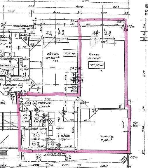 Grundriss einer Wohnung mit mehreren Zimmern, Bad, WC und Küche, hervorgehoben in Pink.