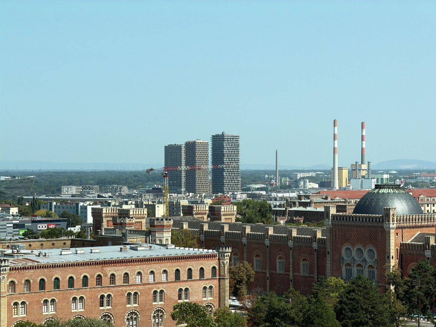 Weitläufiger Stadtblick mit einer Mischung aus historischen und modernen Gebäuden.