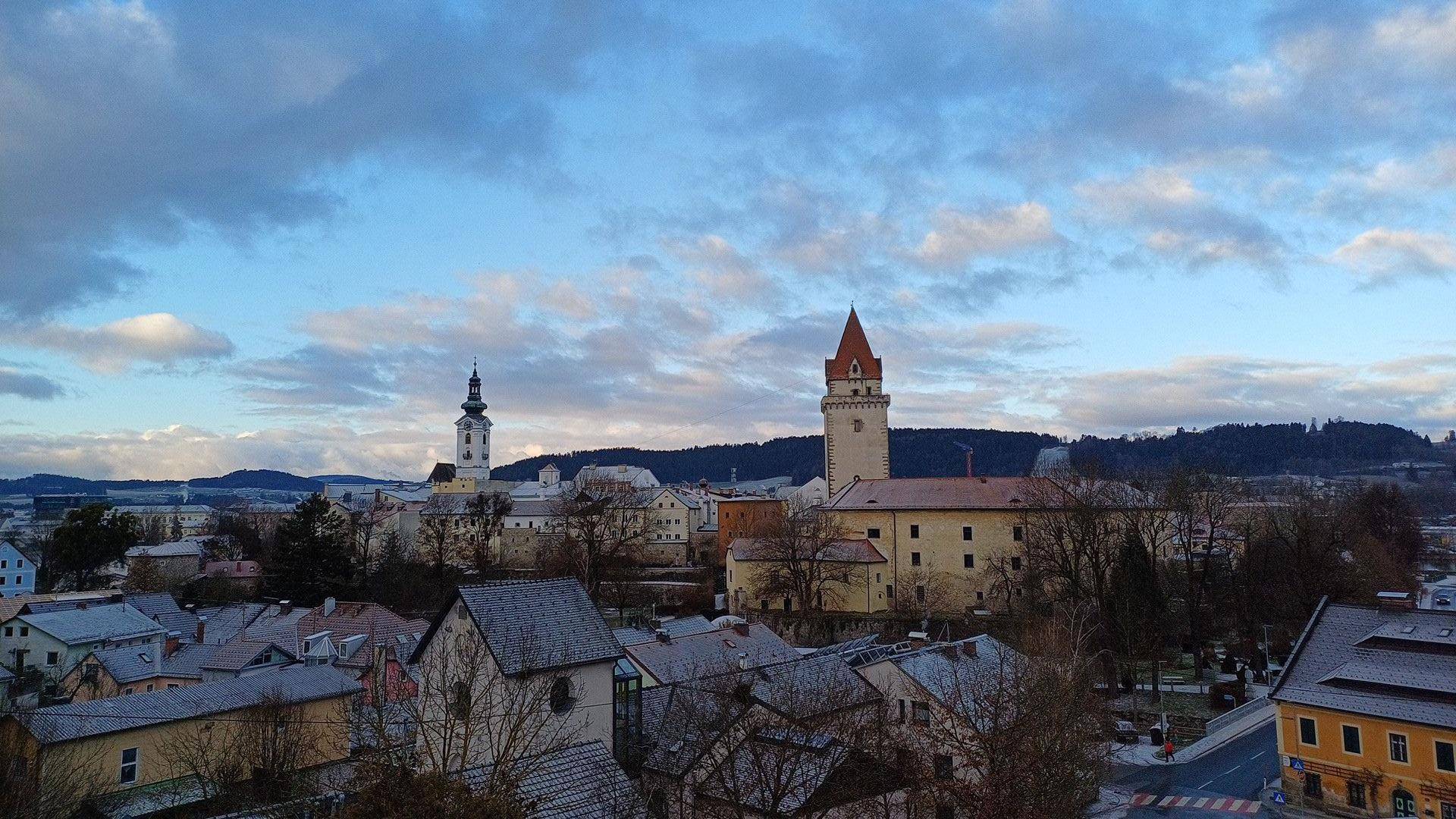Blick auf die Stadt mit ihren historischen Gebäuden unter einem bewölkten Winterhimmel.