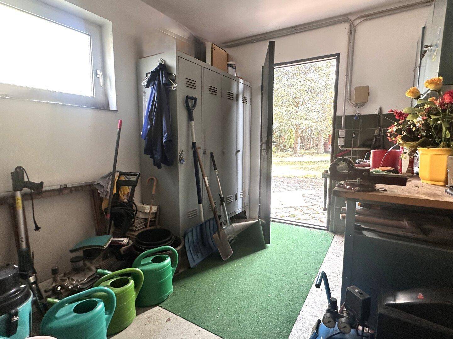 Praktischer Abstellraum oder Werkstatt im Untergeschoss mit Fenster und direktem Zugang nach draußen.