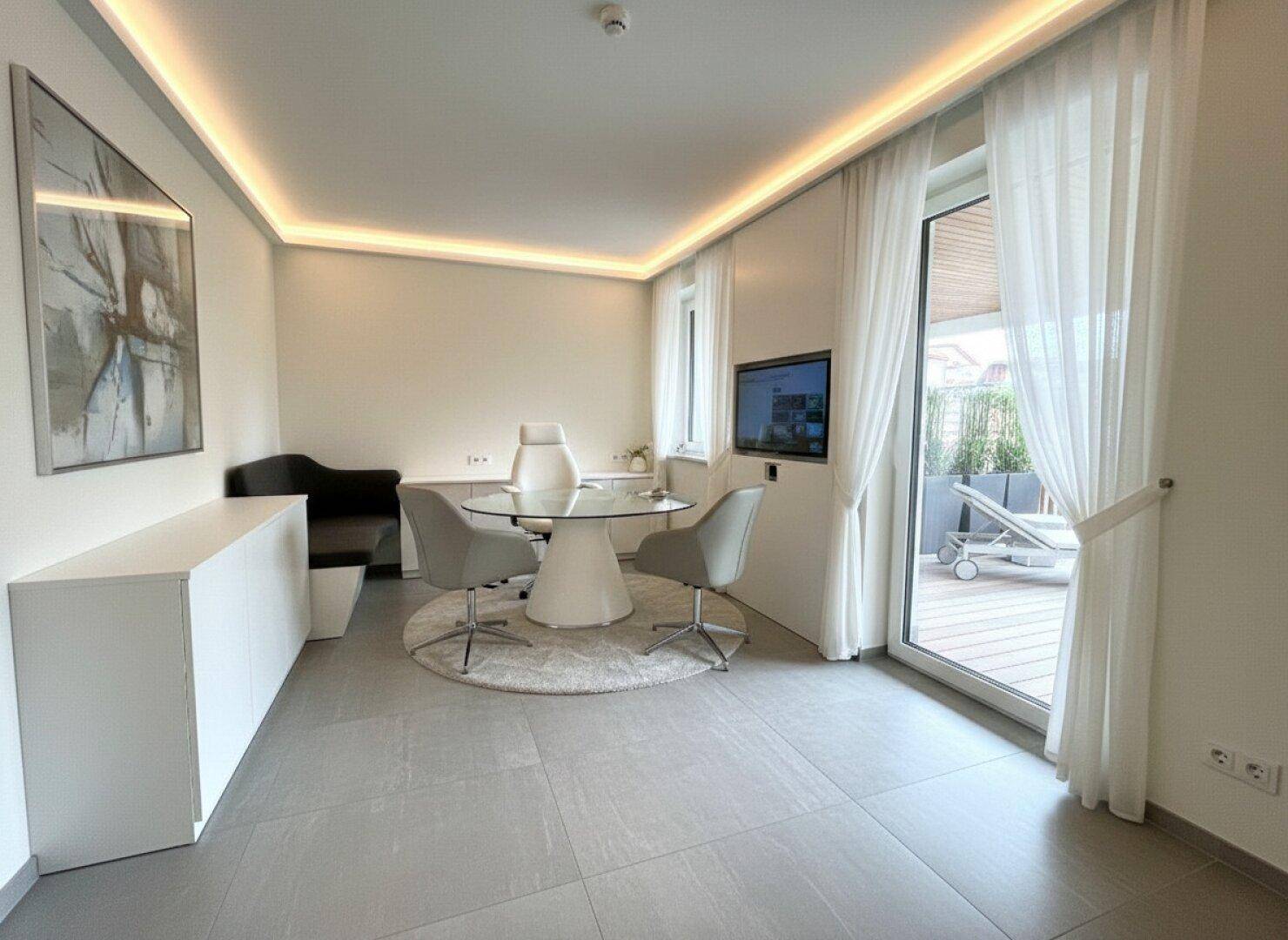 Modernes Büro mit großem Fenster, Zugang zur Terrasse und stilvoller Einrichtung.
