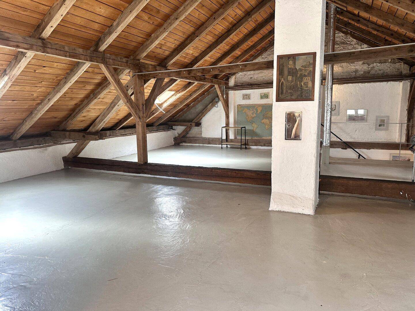 Geräumiger Dachboden mit sichtbaren Holzbalken und viel Potenzial zum Ausbau.