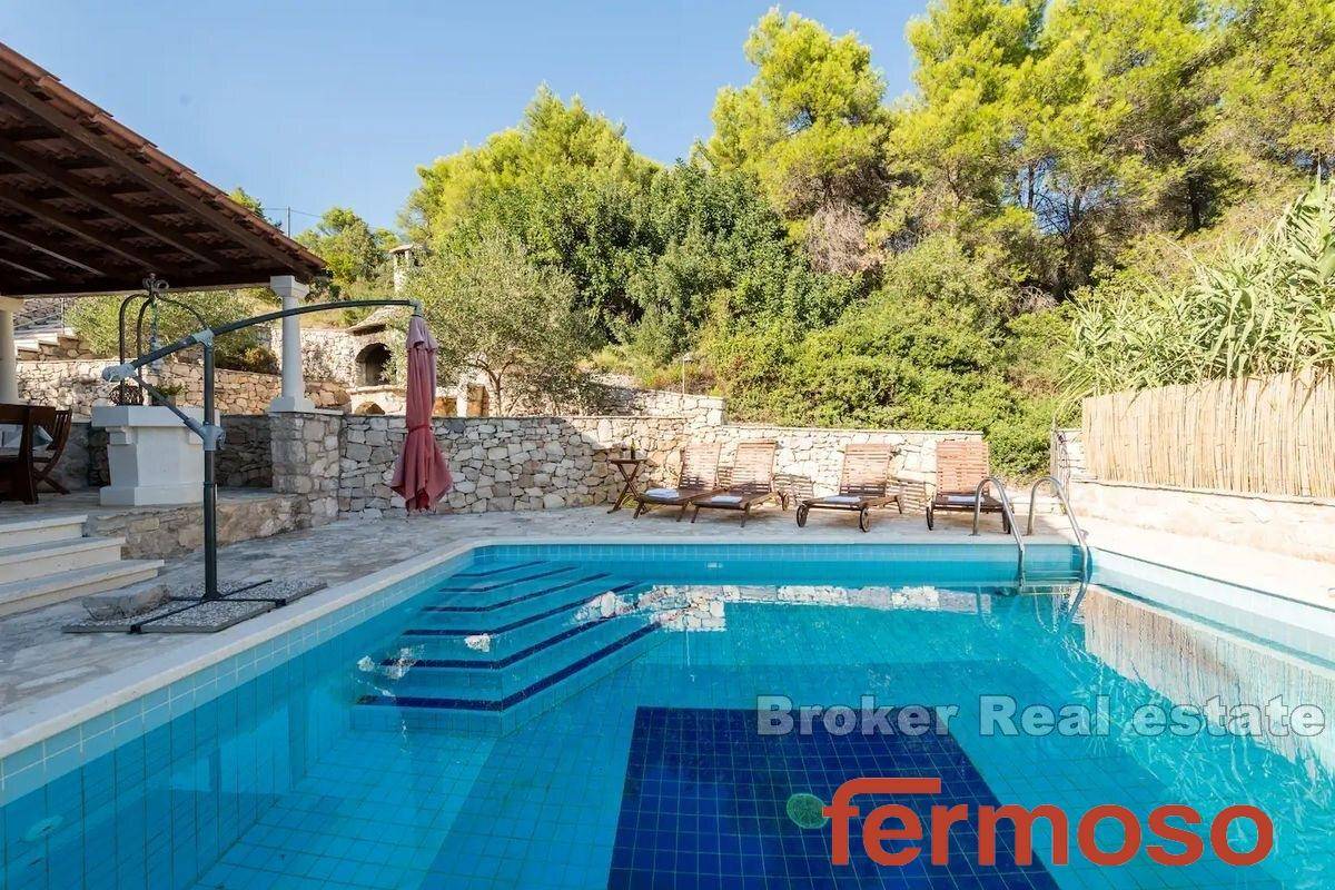 002-5301-30-island-solta-stone-house-with-pool-for-sale