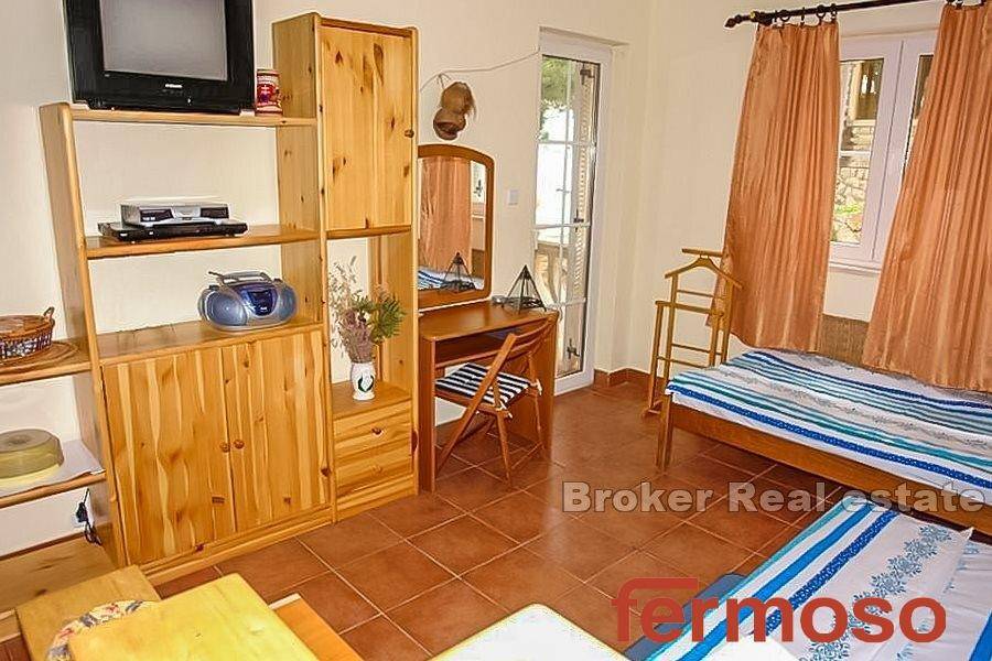 2011-21-15-2011-21-Hvar-house-swimming-pool-seafront-for-sale