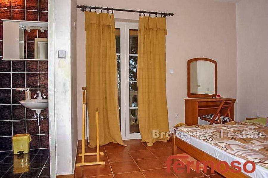 2011-21-19-2011-21-Hvar-house-swimming-pool-seafront-for-sale