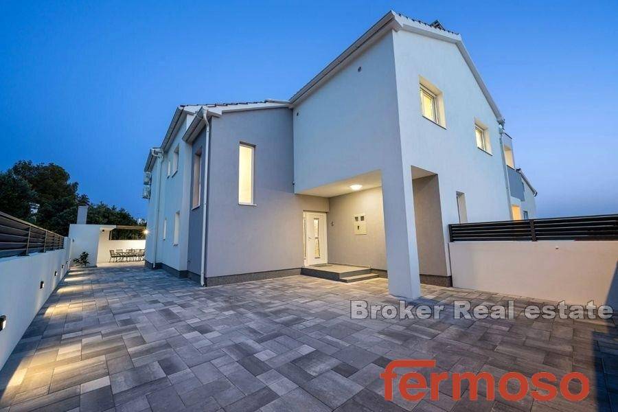 2016-465-0014-2016-465-House-with-pool-and-sea-view-near-Sibenik-for-sale