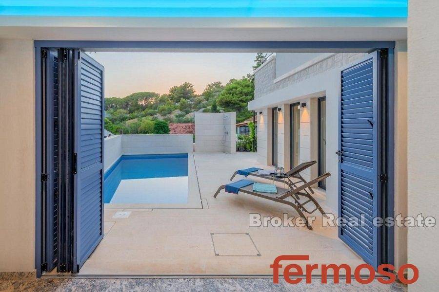 2021-173-006-2021-173-island-brac-villa-with-pool-for-sale