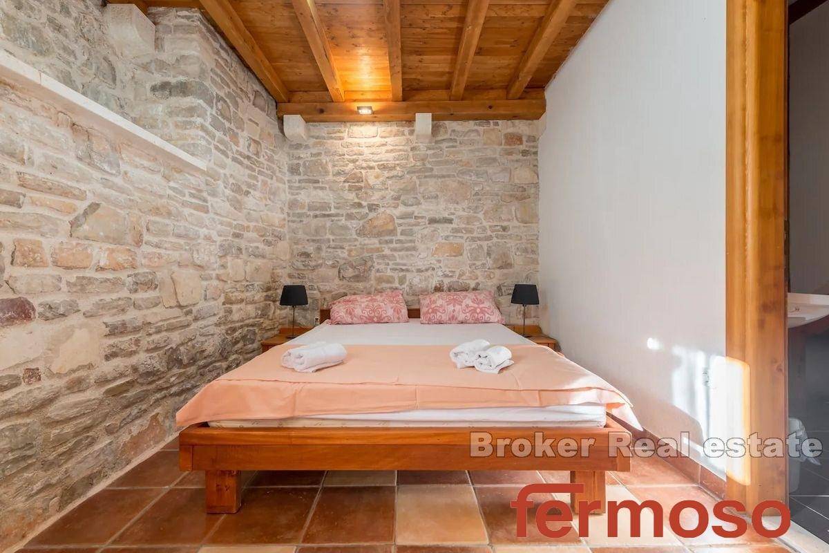 013-5301-30-island-solta-stone-house-with-pool-for-sale