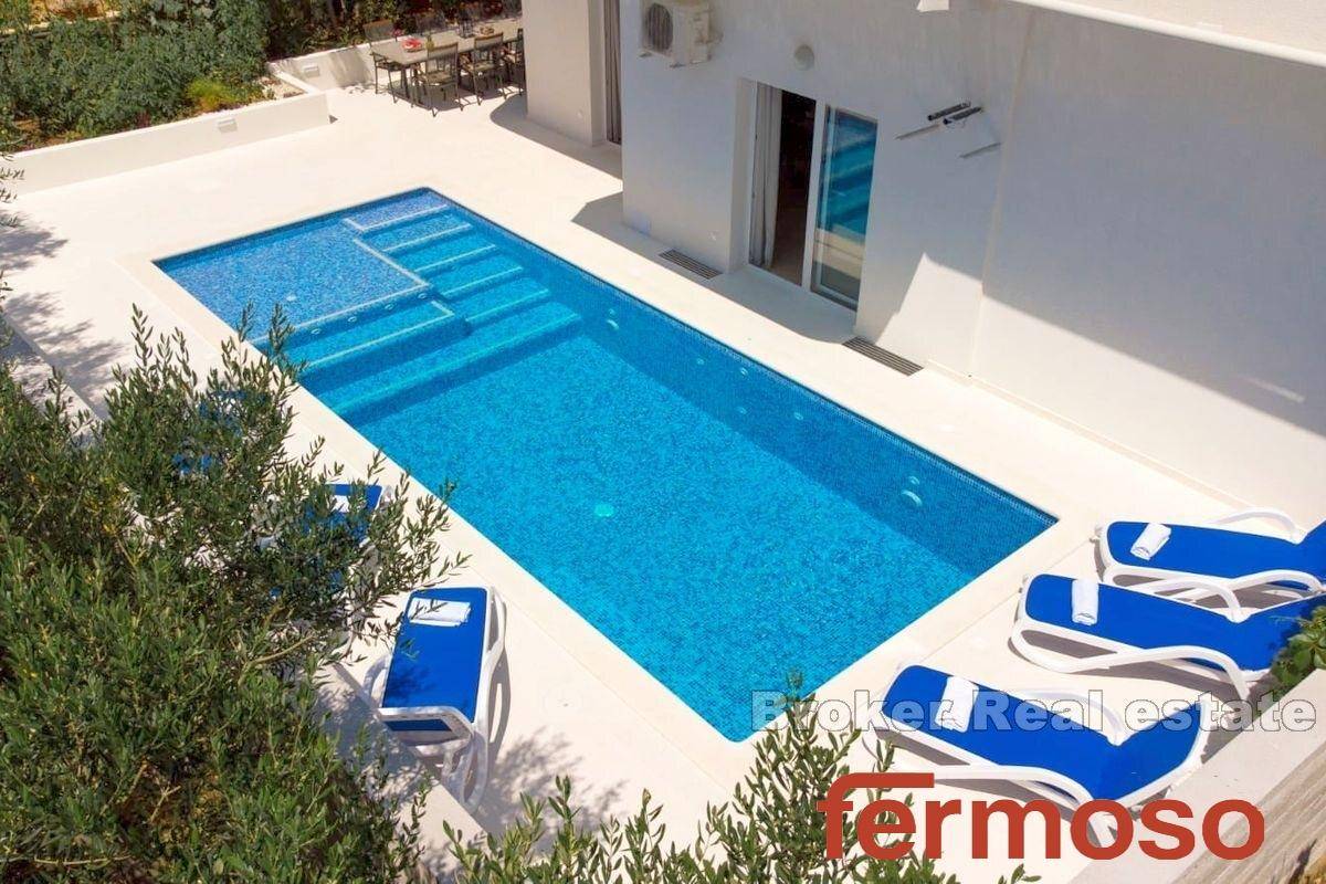 002-2035-158-island-ciovo-three-bedroom-apartment-with-pool-for-sale