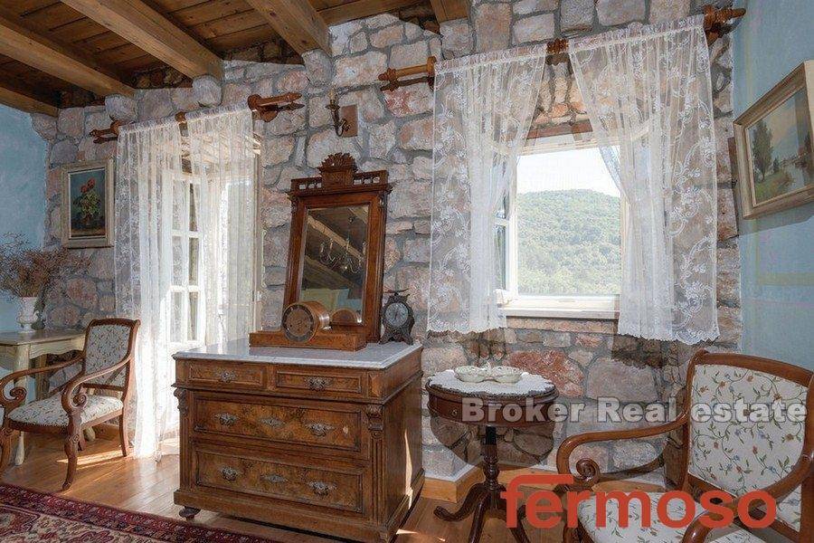 2038-08-006-2038-08-peljesac-autochthonous-stone-villa-for-sale