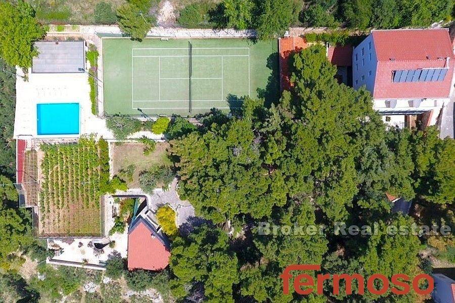 002-2021-379-Omis-large-estate-with-houses-for-vacation-and-tourism-for-sale