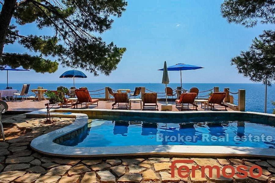 2011-21-04-2011-21-Hvar-house-swimming-pool-seafront-for-sale