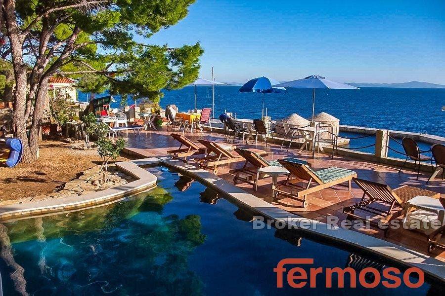 2011-21-05-2011-21-Hvar-house-swimming-pool-seafront-for-sale